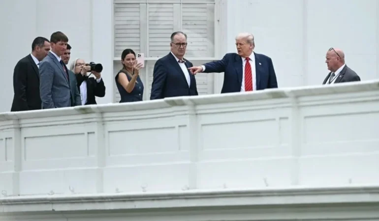 Trump Beyaz Saray’ın çatısına çıktı: “Küçük bir yürüyüş yapıyorum”