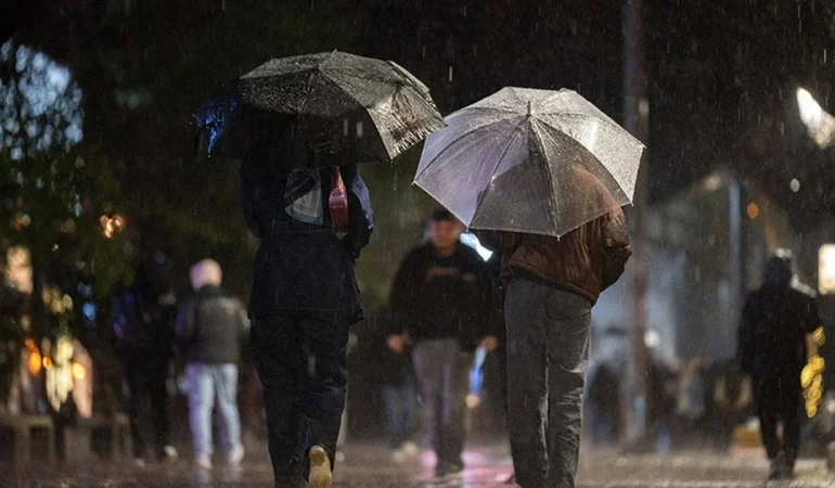 İstanbul’da Gök Gürültülü Gece: Şimşekler Şehri Aydınlattı