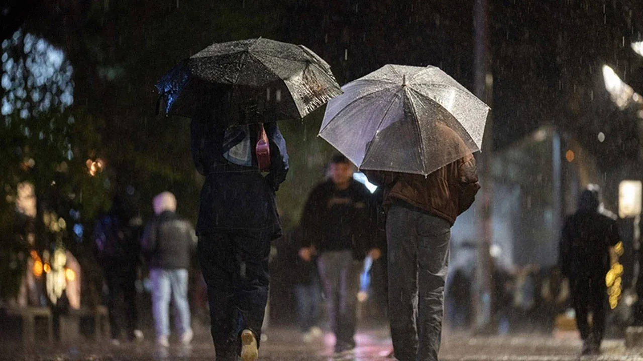 İstanbul'da Gök Gürültülü Gece: Şimşekler Şehri Aydınlattı 4 meteoroloji-den-saganak-uyarisi