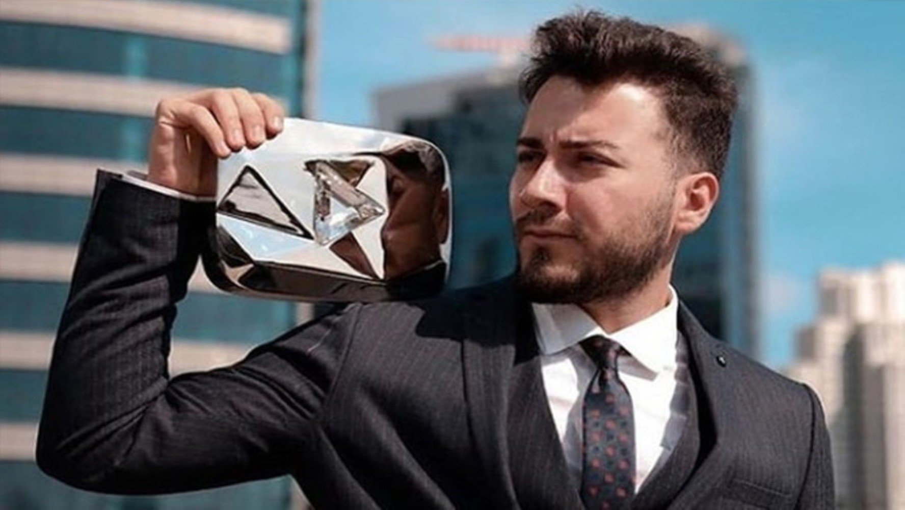 080016721-enes-batur-tarikat-iddiasi-4