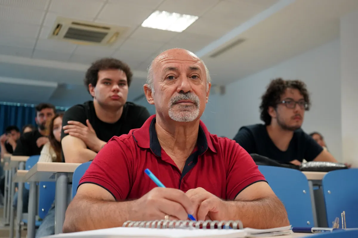 63 YAŞINDA ÜNİVERSİTE HAYALİNİ GERÇEKLEŞTİRDİ: “ÖĞRENMENİN YAŞI YOK” 3 68e8af5c1e9d5662__w1200xh800