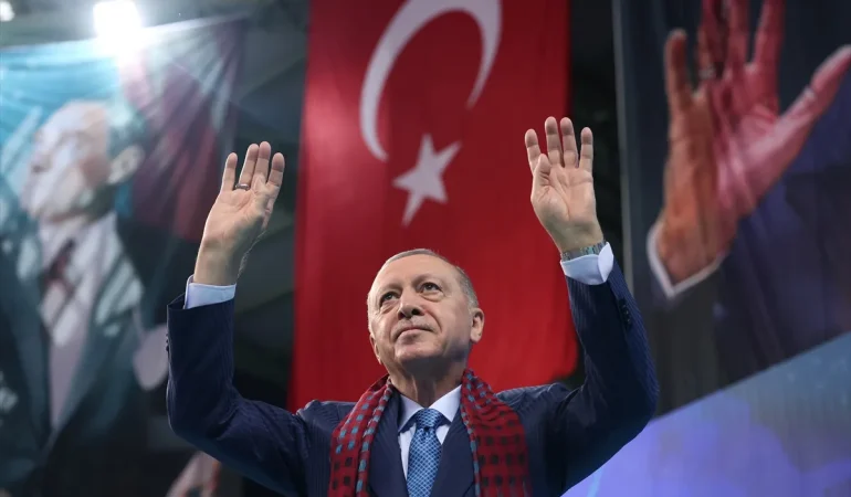 CUMHURBAŞKANI ERDOĞAN TRABZON’DA HALKA SESLENDİ: “YATIRIM, HİZMET VE KALKINMA SÜREKLİ OLACAK”