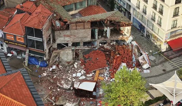 BALIKESİR’DE DEPREM FIRTINASI: GECE BOYU ONLARCA ARTÇI SARSINTI KORKUTTU