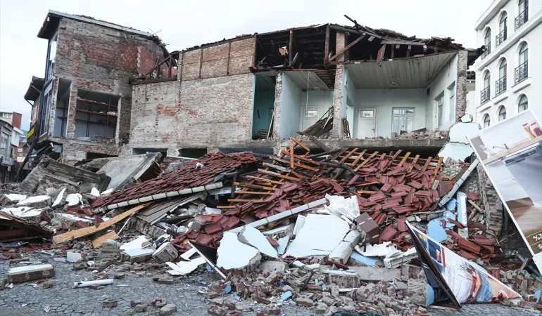 BALIKESİR DEPREMİNDE YARALANAN VATANDAŞLAR TABURCU EDİLDİ