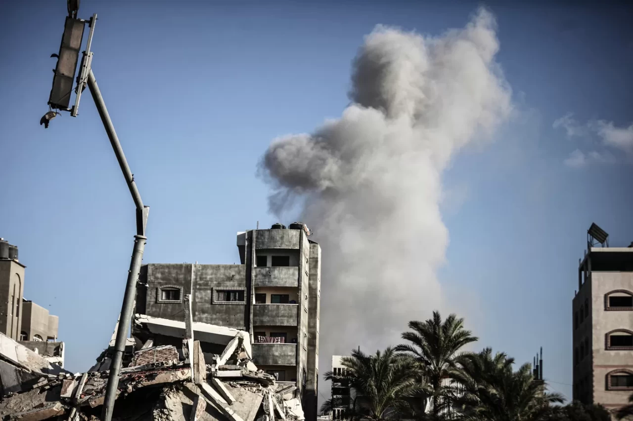 İSRAİL’İN NUSEYRAT KAMPI SALDIRISINDA ONLARCA SİVİL HAYATINI KAYBETTİ 2 9545-israilin-ateskese-ragmen-nuseyrat-multeci-kampina-saldirisi-3-olu