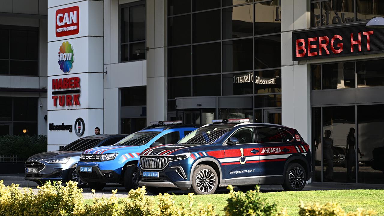 can-holding-aa-2396556