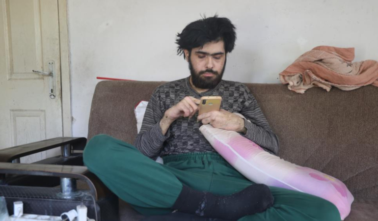 Genç Adam 3 Yıldır Odaya Kapandı!