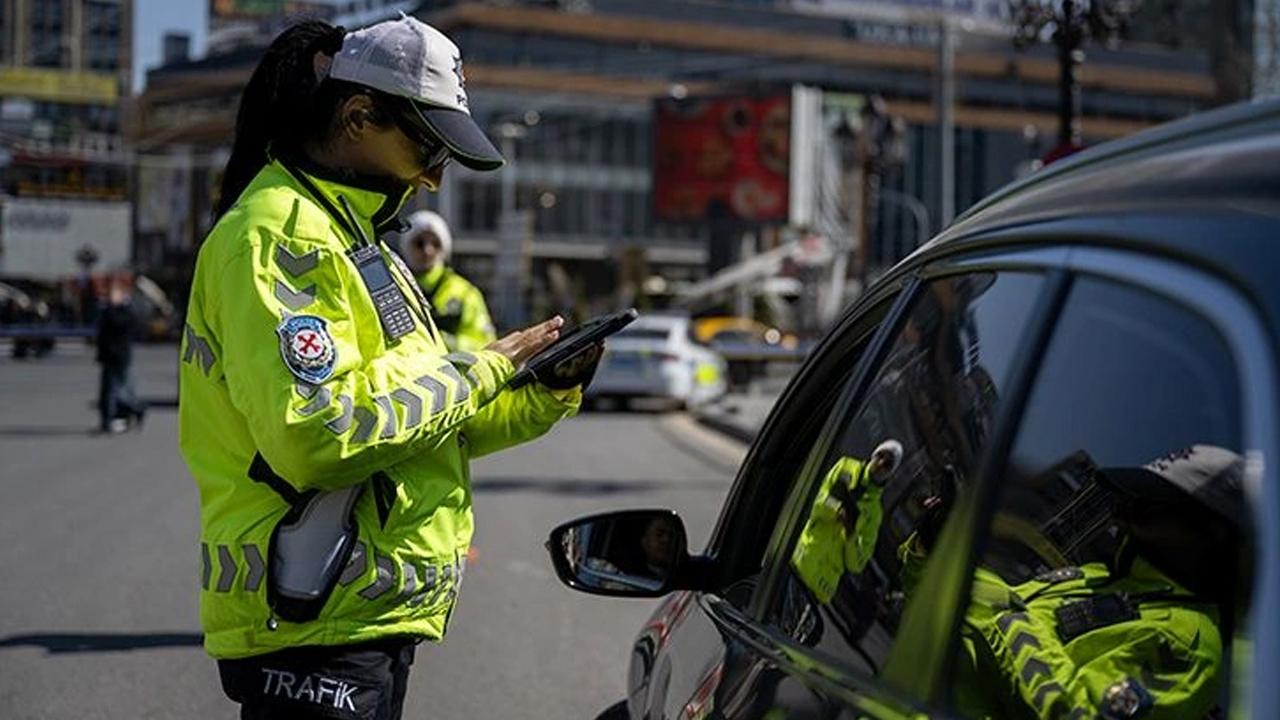 Trafikte Tolerans Dönemi Bitiyor! 3 trafikte-yeni-donem-yuzde-10-tolerans-kalkiyor-suruculer-dikkat-dev-cezalar-yold_68ef5571effde