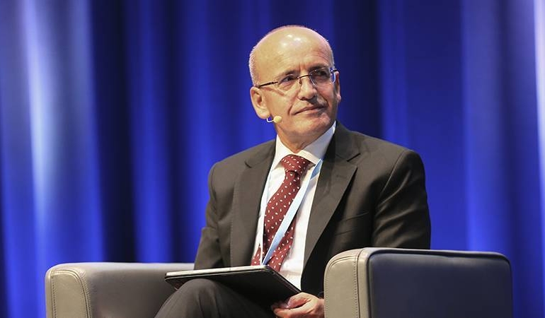 Mehmet Şimşek’ten “Ağır Hasta” İddialarına Sert Yanıt: “Görevimin Başındayım, Sağlığım Yerinde!”