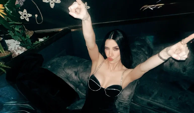 BURCU KIRATLI’NIN CESUR TARZI YİNE GÜNDEMDE: TRANSPARAN ELBİSESİYLE SOSYAL MEDYAYI SALLADI