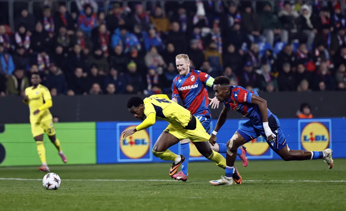 - Fenerbahçe’de Penaltı İsyanı! Hakem VAR’a Gitti, Pozisyonu İzledi Ama Karar Değişmedi