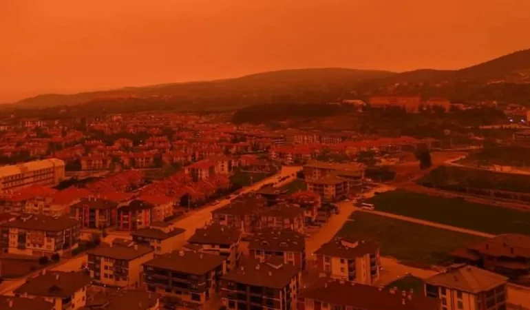 MEDİNE’DEN GELEN ÇÖL TOZU TÜRKİYE’DE: HAFTA SONU GÖKYÜZÜ PUSLANACAK