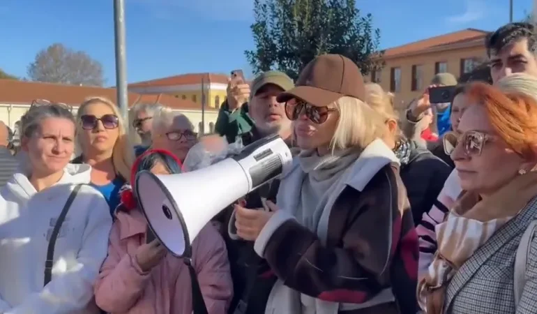 Valilik Önünde Sokak Köpekleri Eylemi