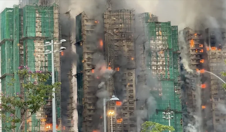 Hong Kong’da 2 Bin Daireli Dev Site Alevlere Teslim Oldu, Tai Po’daki Yangın Faciası Binlerce İnsan İçin Kabusa Döndü