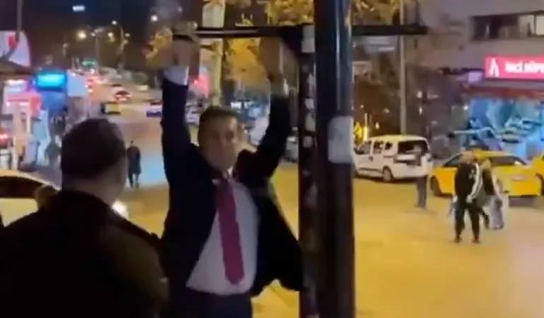 Mustafa Sarıgül, Ankara’daki Viral Kızılay Tabelasına Asılarak Sosyal Medyada Gündem Oldu