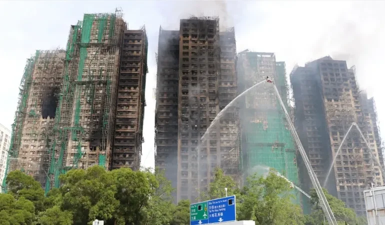 Hong Kong’u sarsan gökdelen yangını: Can kaybı 94’e yükseldi, şehir yasa boğuldu