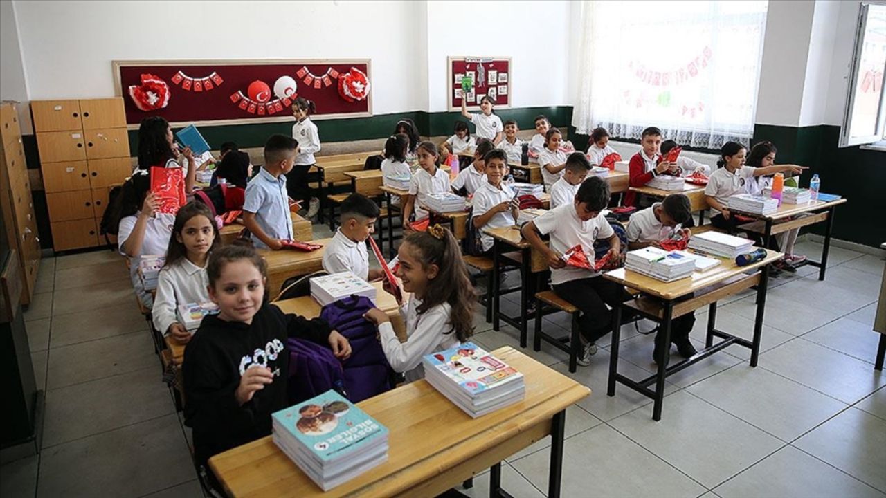 9 gun tatil ne zaman kasim ara tatili icin geri sayim basladi 17619870568922 - Okullarda İlk Ara Tatil Başlıyor: Milyonlarca Öğrenci 10 Kasım’da Tatile Çıkıyor!