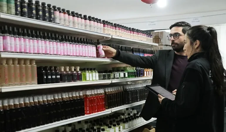 ÖNEMLİ DENETİM KARARI: BAKANLIK BİR ÖZÜNLÜ KOZMETİK MAĞAZASINI RADERA ALDI, 11 ÜRÜNDE MEVZUAT İHLALİ TESPİT EDİLDİ