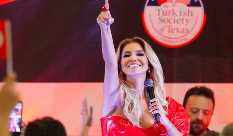 GÜLBEN ERGEN ABD TURNESİNDE BORNOZLU HALİYLE GÜNDEM OLDU