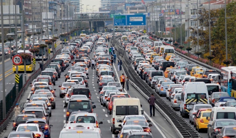 İstanbul’da Hafta Başı Trafiği Yağışın Etkisiyle Durma Noktasına Geldi