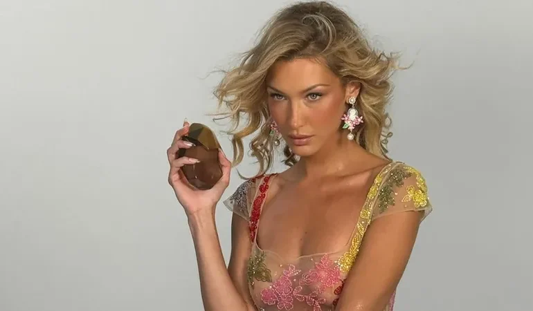 BELLA HADID’DEN FİLİSTİN’E DESTEK MESAJI: KEFİYE DESENLİ ELBİSESİYLE GÜNDEME OTURDU