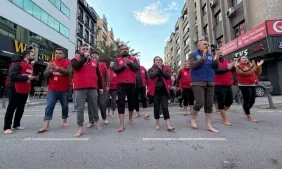 İZMİR BÜYÜKŞEHİR İŞÇİLERİNDEN ÇIPLAK AYAKLI EYLEM: TALEPLER DİKKAT ÇEKİYOR 3 69368ed177d3f215-300x169