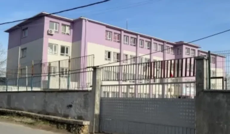 İSTANBUL’DA ŞOK OLAY: İLKOKULDA HADEME, OKUL MÜDÜRÜNÜ ZEHİRLEMEYE ÇALIŞTI, TUTUKLANDI