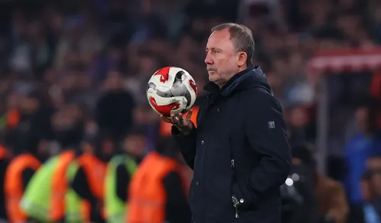 SERGEN YALÇIN’DAN MAÇ SONRASI ÇARPICI ÇIKIŞ, SAHADA YAŞANANLARI TİYATROYA BENZETTİ