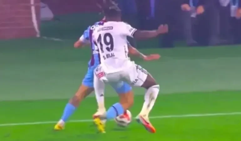 YILIN SON DERBİSİNDE TARTIŞILAN HAKEM KARARLARI ESKİ HAKEMLERİN ANALİZİNDE AYDINLATILDI