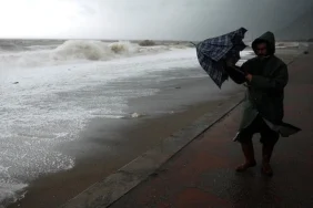 İSTANBUL’DA MARMARA DENİZİ’NDEKİ ŞİDDETLİ RÜZGÂR VE FIRTINA KORKUSU YAŞANIYOR, YURTTAŞLAR TEDBİRLERİ ARTTIRIYOR 2 69536704943df861