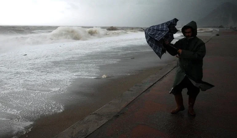 İSTANBUL’DA MARMARA DENİZİ’NDEKİ ŞİDDETLİ RÜZGÂR VE FIRTINA KORKUSU YAŞANIYOR, YURTTAŞLAR TEDBİRLERİ ARTTIRIYOR