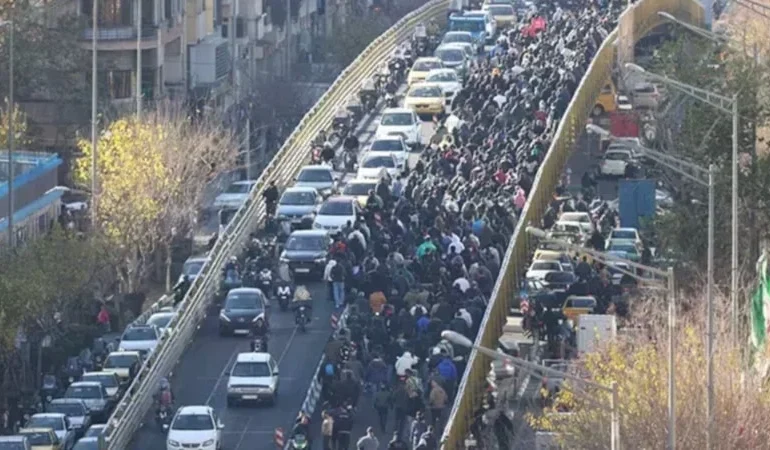 İRAN’DA KURDA YAŞANAN ŞOK DALGALANMA SONRASI EKONOMİK KRİZ TEPKİLERİ BÜYÜYOR, HALK TÜM KENTLERDE SOKAĞA ÇIKARAK YÖNETİME TEPKİ GÖSTERİYOR