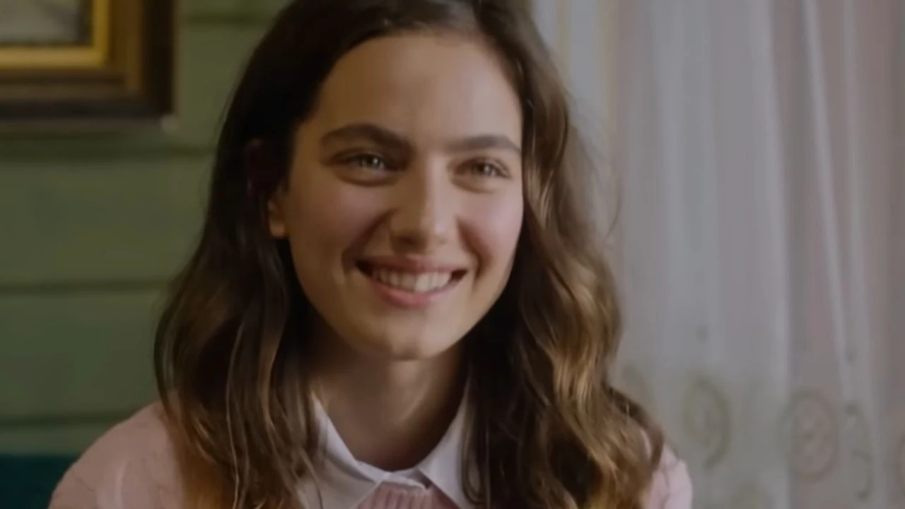 Ava Yaman’ın Makyajsız Pozu Sosyal Medyayı Salladı 3 ava-yaman-kimdir-tasacak-bu-karadenizin-elenisi1