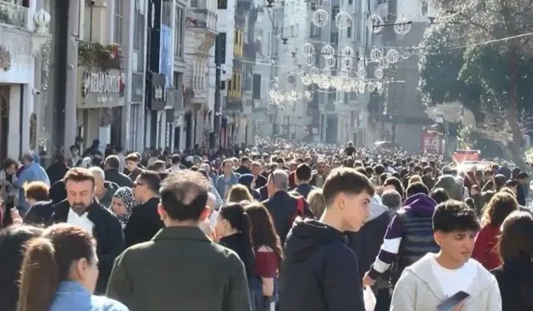 TÜRKİYE’DE DOĞURGANLIK HIZI DÜŞÜYOR: GÜVENCESİZLİK VE EKONOMİK BASKILAR AİLELERİN KARARLARINI DEĞİŞTİRİYOR