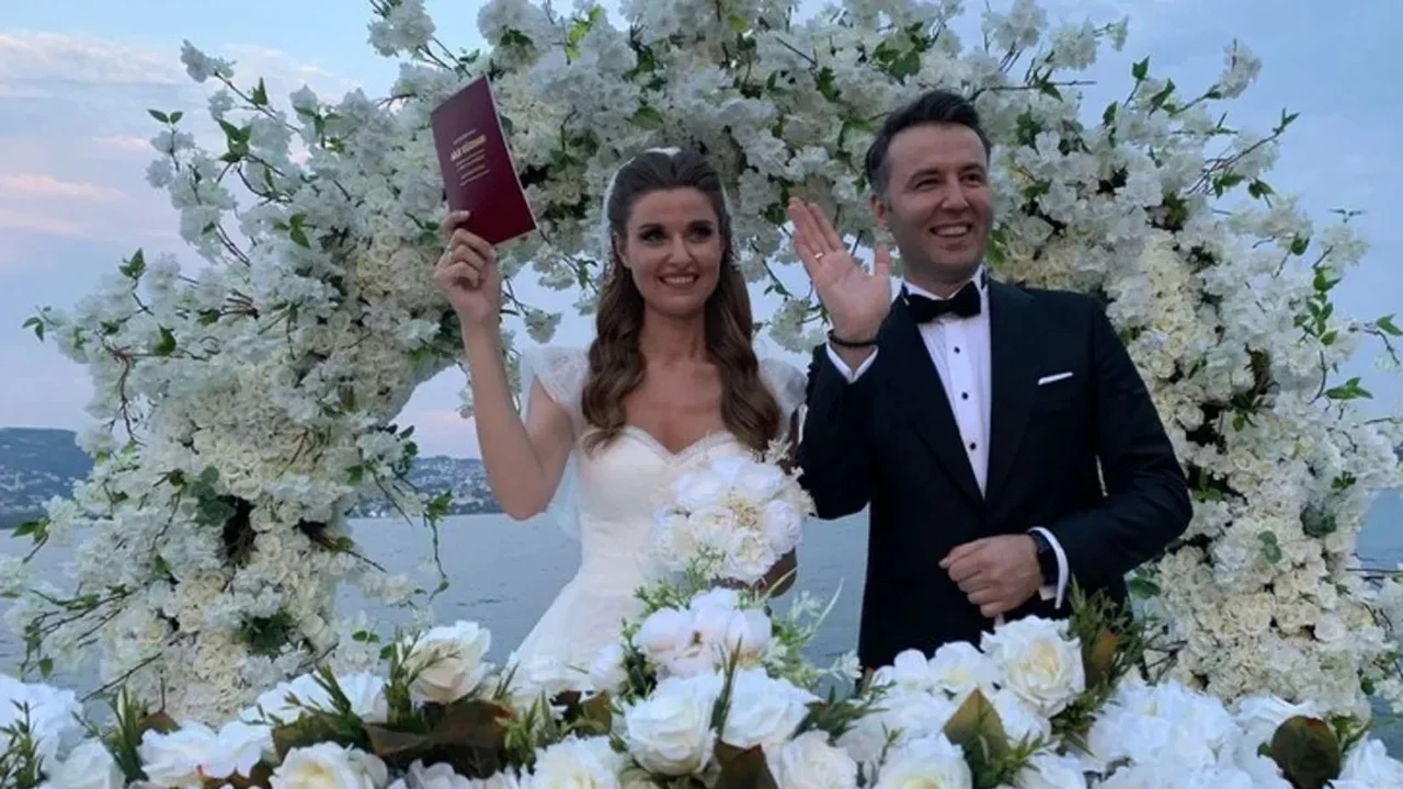 MEHMET AKİF ERSOY'UN İFŞASI SONRASI PINAR ERBAŞ’A SOSYAL MEDYADA YORUMLAR YAĞDI: “VERİLMİŞ SADAKANIZ VARMIŞ” 3 mehmet-akif-ersoyun-ifsasi-sonrasi-pinar-erbasa-mesaj-yagdi-verilmis-sadakaniz-varmis-wveu