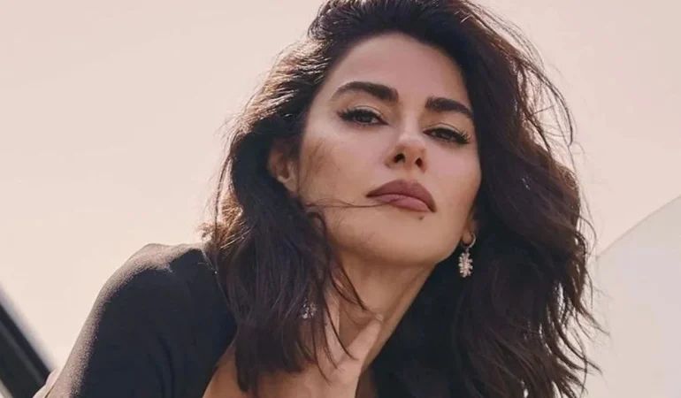 NESRIN CAVADZADE’DEN DEKOLTESİZ ŞIKLIK: BEYAZ KIYAFETİYLE GECEYE DAMGA VURDU, YORUMLAR YAĞDI