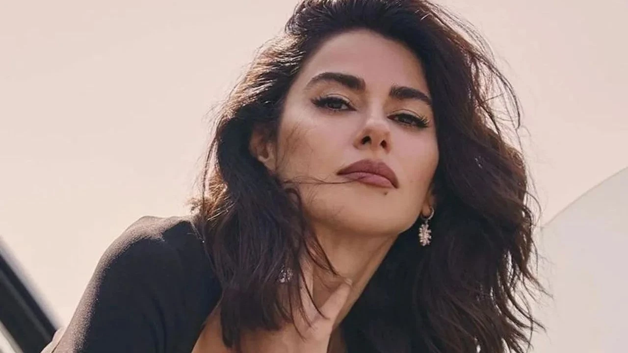 NESRIN CAVADZADE’DEN DEKOLTESİZ ŞIKLIK: BEYAZ KIYAFETİYLE GECEYE DAMGA VURDU, YORUMLAR YAĞDI 3 nesrin-cavadzadenin-azeri-girl-paylasimi-tepki-cekti