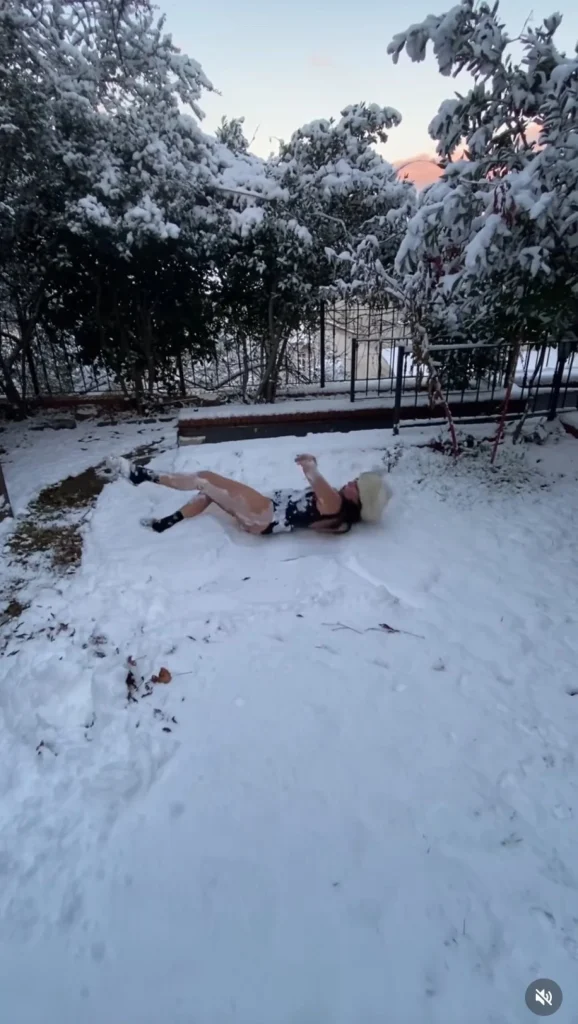ZEYNEP ÖZYAĞCILAR'DAN KIŞ ORTASINDA CESUR PAYDAŞIM: KAR ÜZERİNDE MAYOLU VİDEO GÜNDEMDE 3 6957bd37e9a3d318 w1200xh2127 - ZEYNEP ÖZYAĞCILAR'DAN KIŞ ORTASINDA CESUR PAYDAŞIM: KAR ÜZERİNDE MAYOLU VİDEO GÜNDEMDE