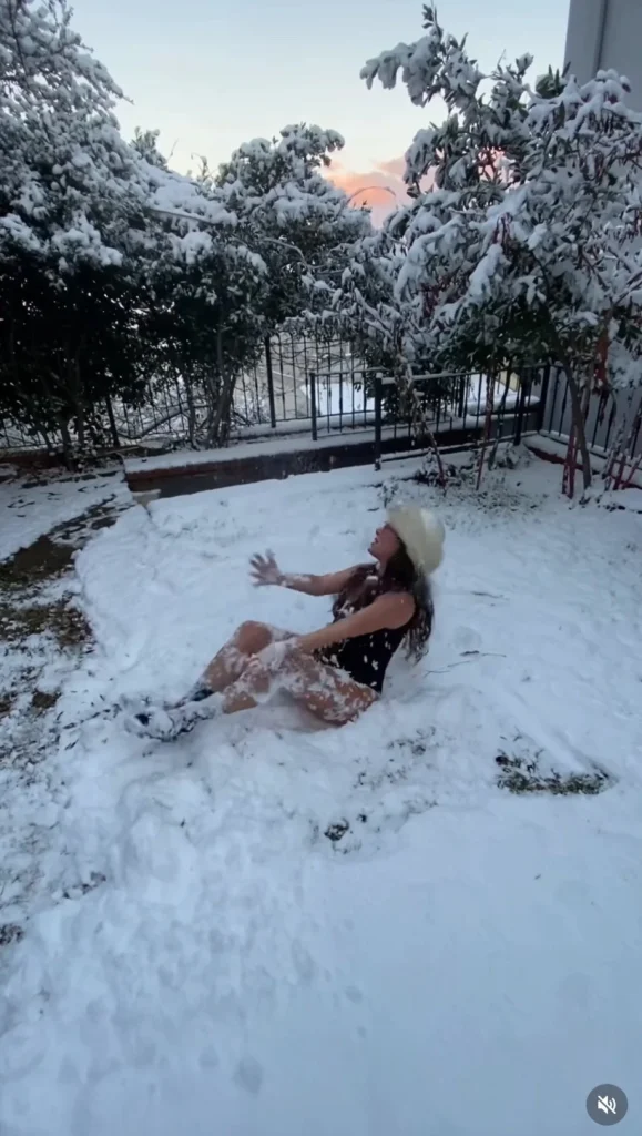 ZEYNEP ÖZYAĞCILAR'DAN KIŞ ORTASINDA CESUR PAYDAŞIM: KAR ÜZERİNDE MAYOLU VİDEO GÜNDEMDE 1 6957bd3b92e2c426 w1200xh2124 - ZEYNEP ÖZYAĞCILAR'DAN KIŞ ORTASINDA CESUR PAYDAŞIM: KAR ÜZERİNDE MAYOLU VİDEO GÜNDEMDE