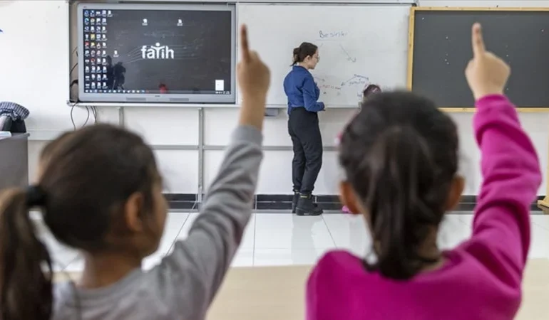 ÖĞRETMENLER ZAM ORANINI ELEŞTİRDİ: MAAŞ ARTIŞINA YÖNELİK TEPKİLER BÜYÜYOR