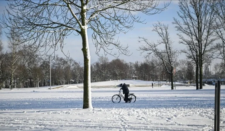 Avrupa’da Kar ve Soğuk Hava Hayatı Durdurdu