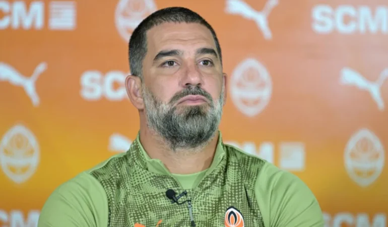 ARDA TURAN YENİ DOĞAN YEĞENİNE YARIM KİLO ALTIN TAKARAK BÜYÜK JEST YAPTI