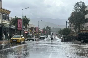 İstanbul ve 63 İl İçin Sarı Kodlu Fırtına ve Yağış Uyarısı 6 marmaris-te-saganak-etkili-oldu-18135990_amp