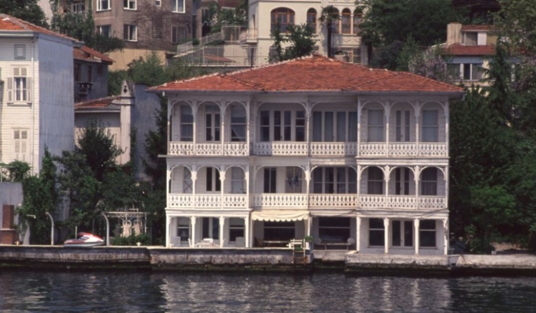 BOĞAZ’DA TARİHİ YALI SATIŞTA: İSTANBUL’UN EN DEĞERLİ MÜLKLERİNDEN BİRİ PİYASAYA ÇIKTI